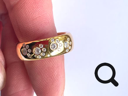 Ein Finger mit Pfotenring in Gold