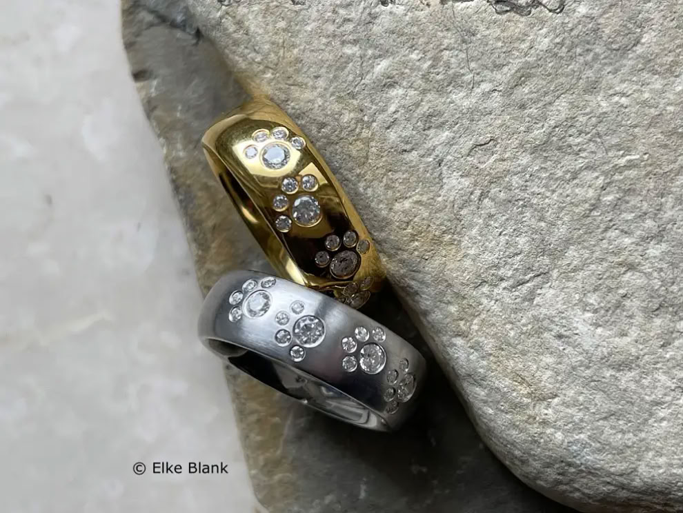 Foto eines goldenen und eines silbernen Pfotenrings