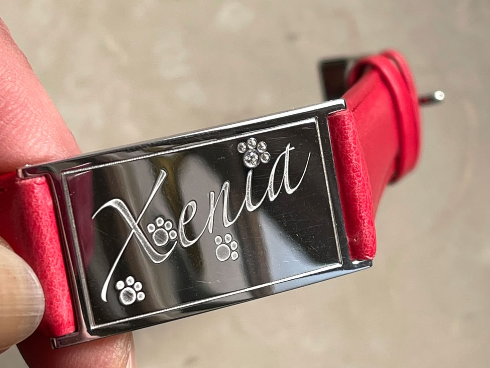 Rotes Uhrarmband mit Gravur