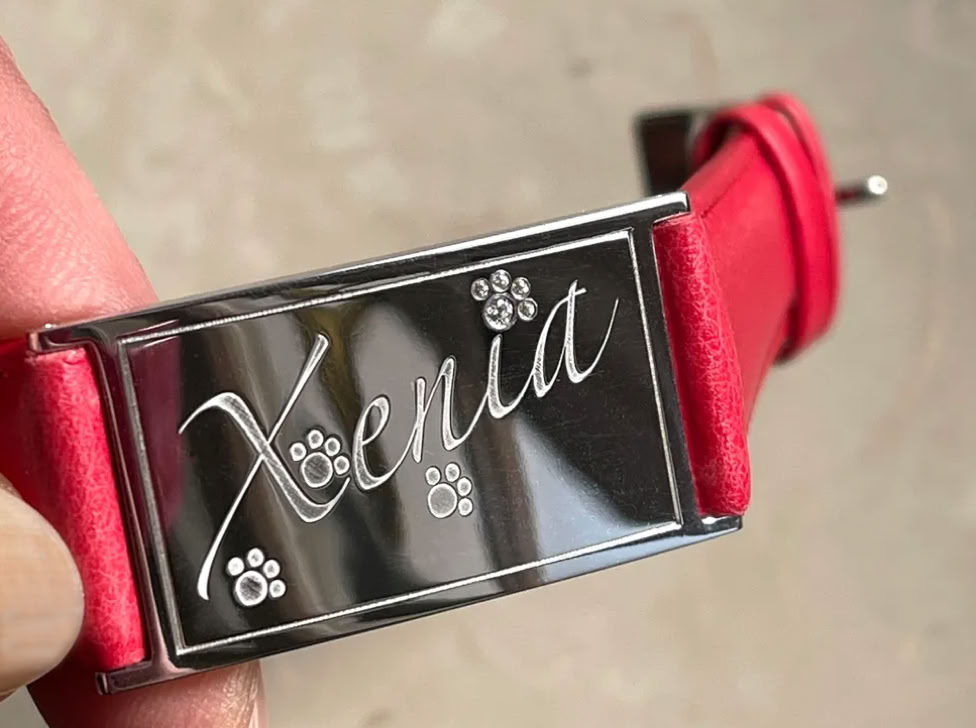 Rotes Uhrarmband mit Gravur